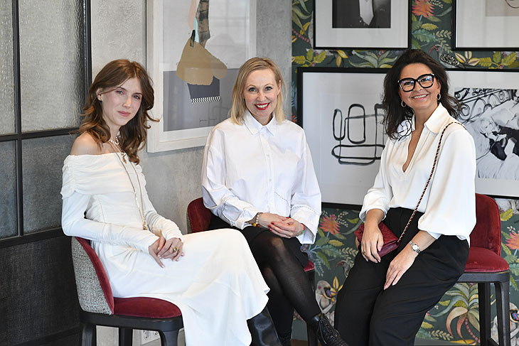Lori Haberkorn (Astrologin), Claudia Hoffmann-Glaser (Heilpendeln), Figen Barten (Raumenergien) / Ingolstadt Village Event „Spirit & Style - Exklusive Trunkshow und Talk“ im The Apartment Ingolstadt Village am 30.01.2025 (©Foto: BrauerPhotos / Goran Nitschke) 